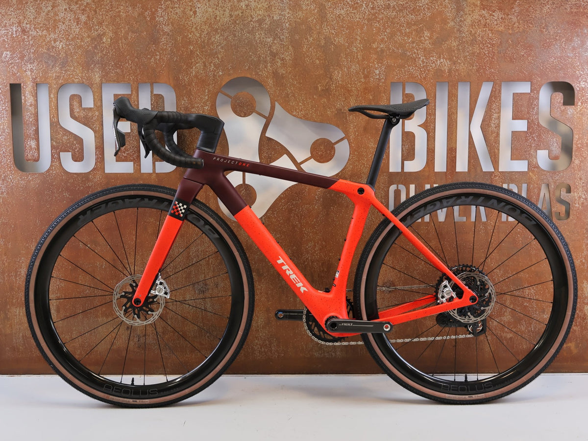 Gravel/Cyclocross von Trek, TREK CHECKMATE SLR 9 AXS / SEDONA RED / S vor USEDBIKES-OB.DE Hintergrund