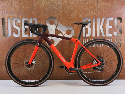 Gravel/Cyclocross von Trek, TREK CHECKMATE SLR 9 AXS / SEDONA RED / S vor USEDBIKES-OB.DE Hintergrund