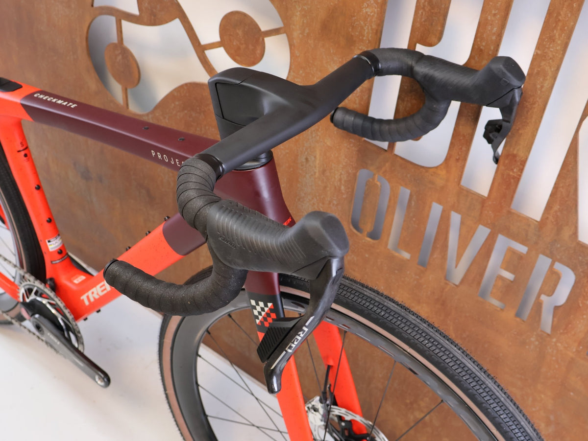 Gravel/Cyclocross von Trek, TREK CHECKMATE SLR 9 AXS / SEDONA RED / S vor USEDBIKES-OB.DE Hintergrund