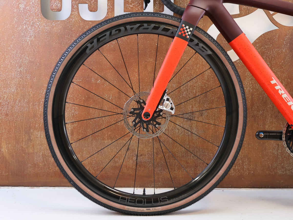 Gravel/Cyclocross von Trek, TREK CHECKMATE SLR 9 AXS / SEDONA RED / S vor USEDBIKES-OB.DE Hintergrund