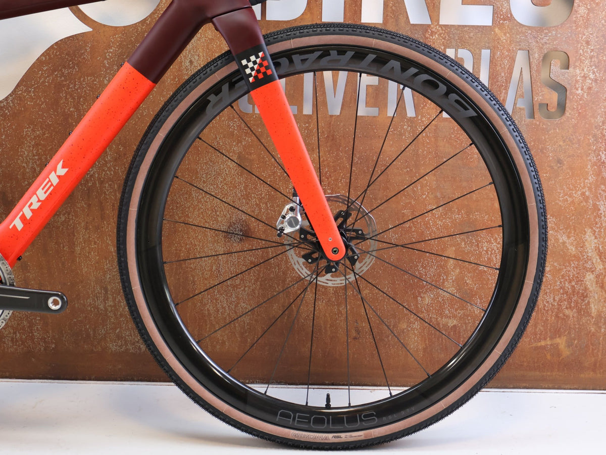 Gravel/Cyclocross von Trek, TREK CHECKMATE SLR 9 AXS / SEDONA RED / S vor USEDBIKES-OB.DE Hintergrund