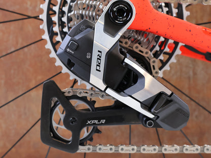 Gravel/Cyclocross von Trek, TREK CHECKMATE SLR 9 AXS / SEDONA RED / S vor USEDBIKES-OB.DE Hintergrund