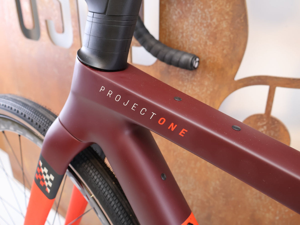 Gravel/Cyclocross von Trek, TREK CHECKMATE SLR 9 AXS / SEDONA RED / S vor USEDBIKES-OB.DE Hintergrund