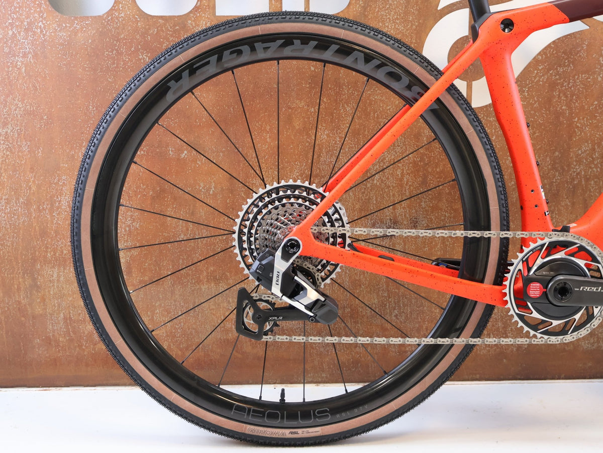 Gravel/Cyclocross von Trek, TREK CHECKMATE SLR 9 AXS / SEDONA RED / S vor USEDBIKES-OB.DE Hintergrund