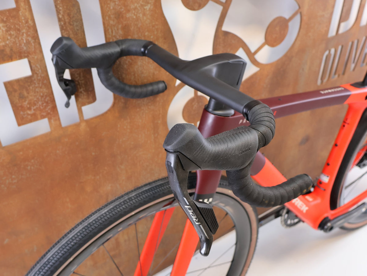 Gravel/Cyclocross von Trek, TREK CHECKMATE SLR 9 AXS / SEDONA RED / S vor USEDBIKES-OB.DE Hintergrund