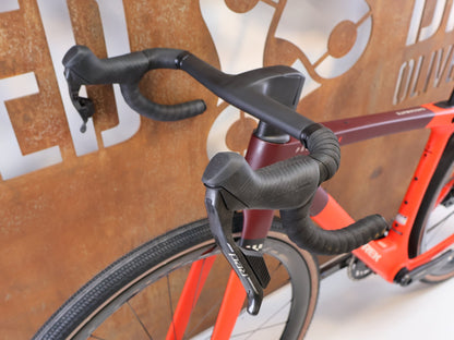 Gravel/Cyclocross von Trek, TREK CHECKMATE SLR 9 AXS / SEDONA RED / S vor USEDBIKES-OB.DE Hintergrund