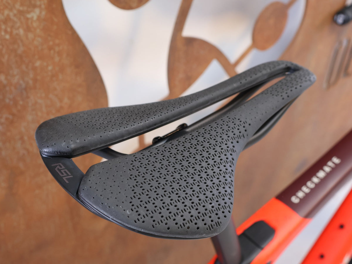 Gravel/Cyclocross von Trek, TREK CHECKMATE SLR 9 AXS / SEDONA RED / S vor USEDBIKES-OB.DE Hintergrund