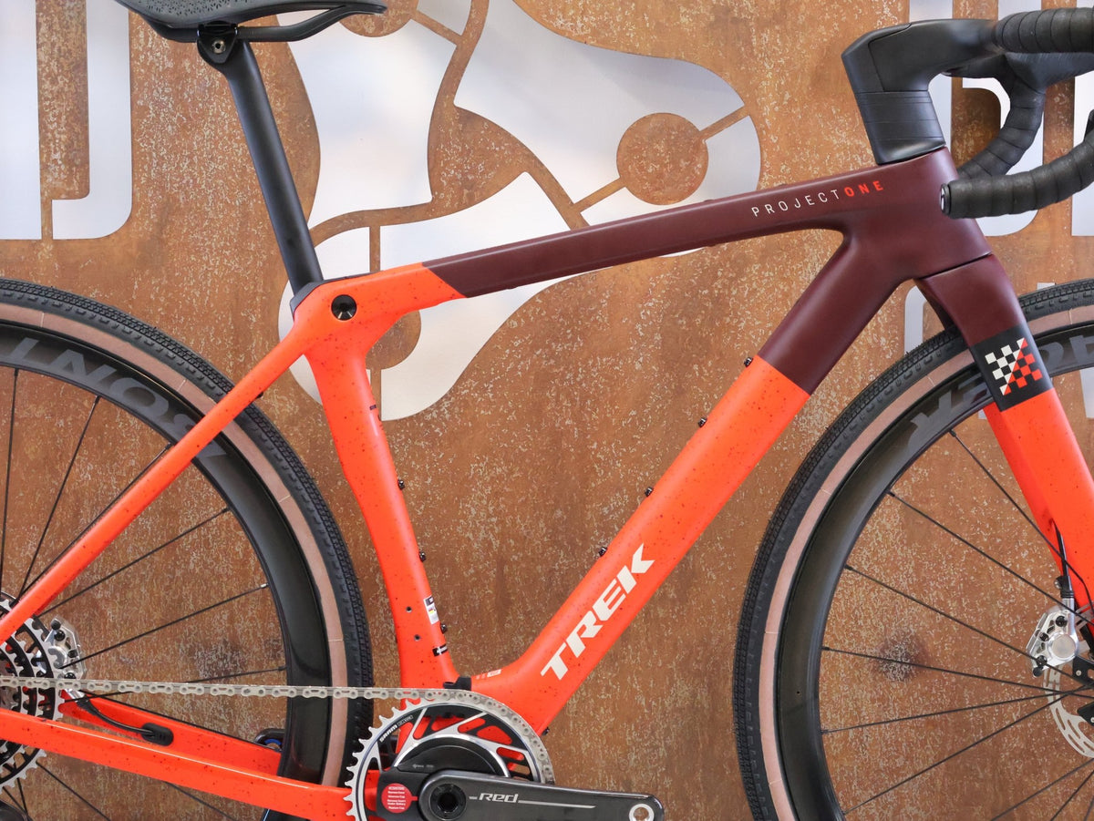 Gravel/Cyclocross von Trek, TREK CHECKMATE SLR 9 AXS / SEDONA RED / S vor USEDBIKES-OB.DE Hintergrund