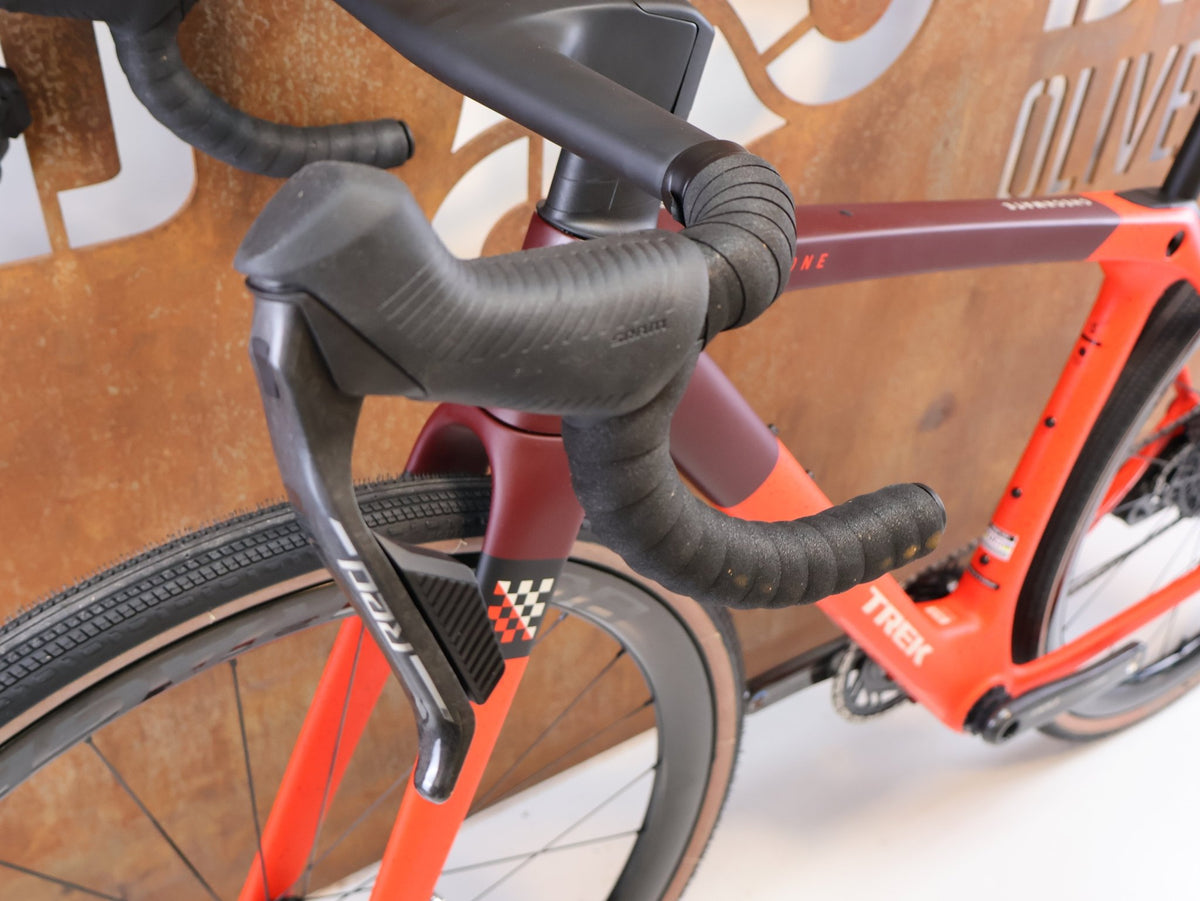 Gravel/Cyclocross von Trek, TREK CHECKMATE SLR 9 AXS / SEDONA RED / S vor USEDBIKES-OB.DE Hintergrund