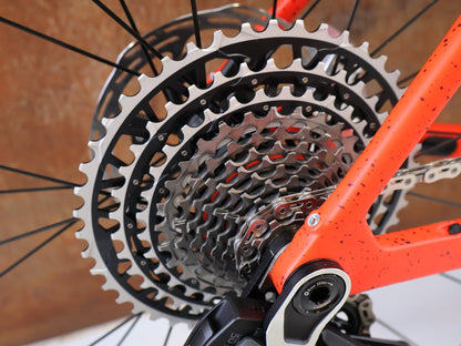 Gravel/Cyclocross von Trek, TREK CHECKMATE SLR 9 AXS / SEDONA RED / S vor USEDBIKES-OB.DE Hintergrund