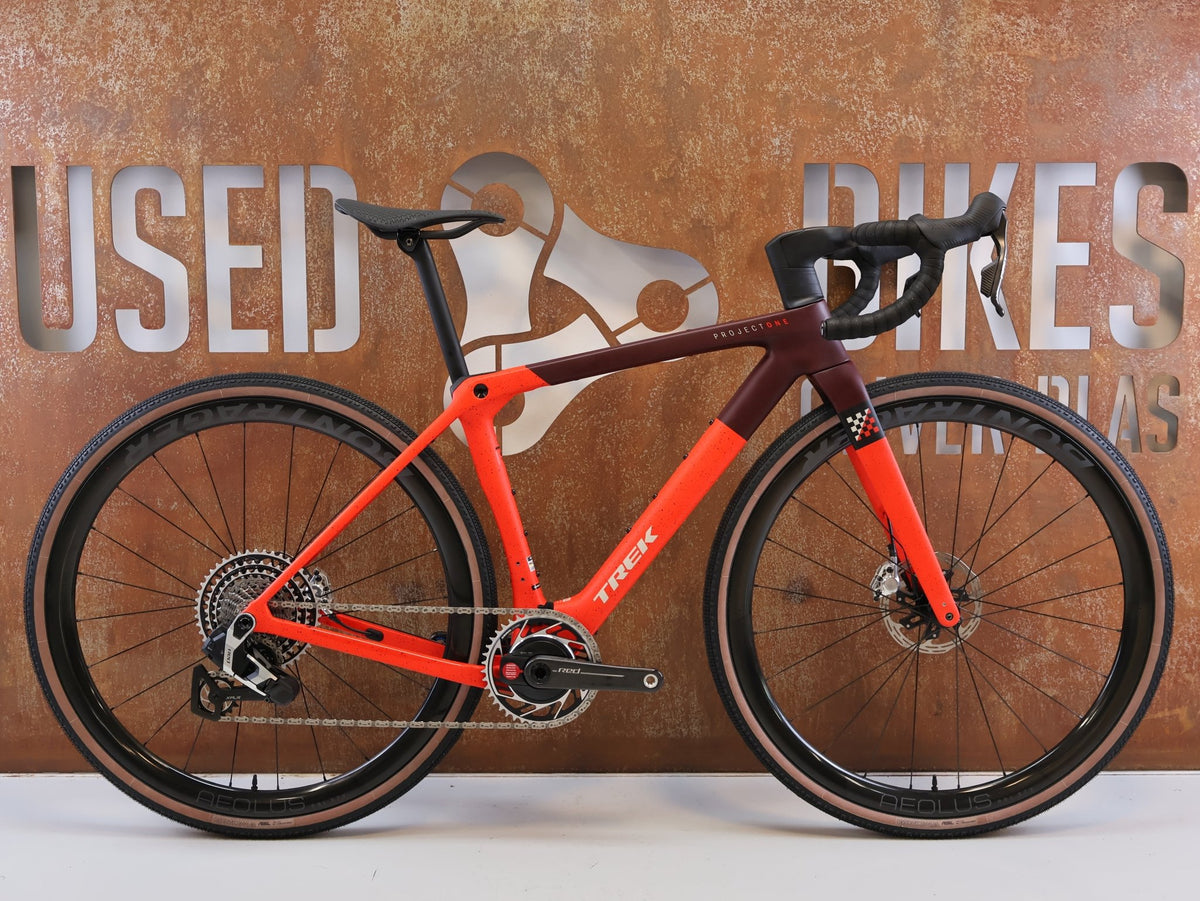 Gravel/Cyclocross von Trek, TREK CHECKMATE SLR 9 AXS / SEDONA RED / S vor USEDBIKES-OB.DE Hintergrund