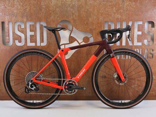 Gravel/Cyclocross von Trek, TREK CHECKMATE SLR 9 AXS / SEDONA RED / S vor USEDBIKES-OB.DE Hintergrund