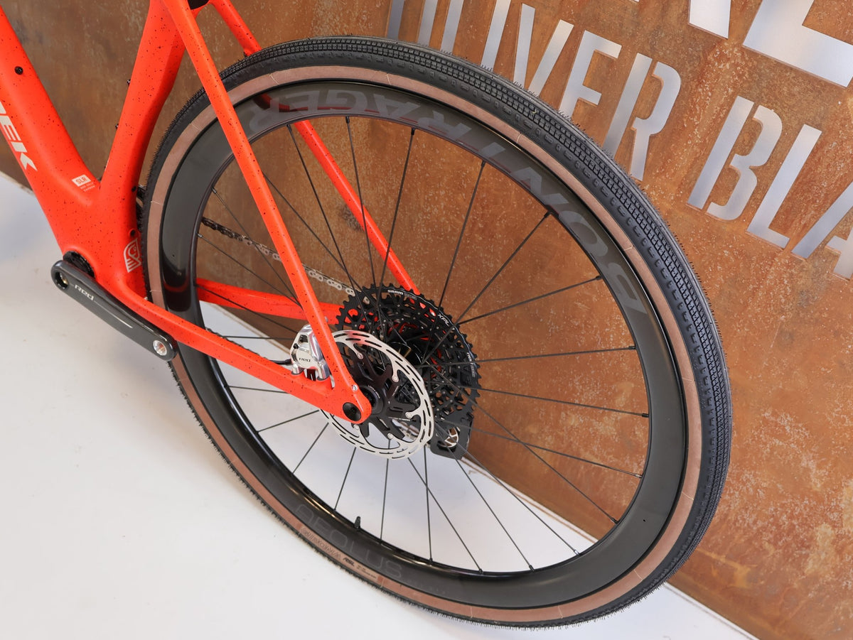 Gravel/Cyclocross von Trek, TREK CHECKMATE SLR 9 AXS / SEDONA RED / S vor USEDBIKES-OB.DE Hintergrund