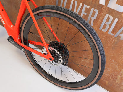 Gravel/Cyclocross von Trek, TREK CHECKMATE SLR 9 AXS / SEDONA RED / S vor USEDBIKES-OB.DE Hintergrund