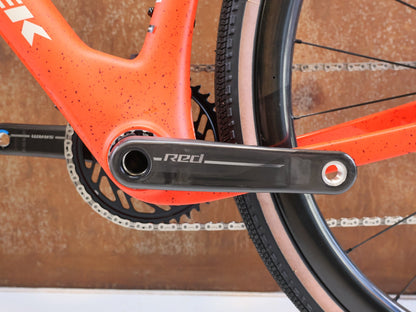 Gravel/Cyclocross von Trek, TREK CHECKMATE SLR 9 AXS / SEDONA RED / S vor USEDBIKES-OB.DE Hintergrund