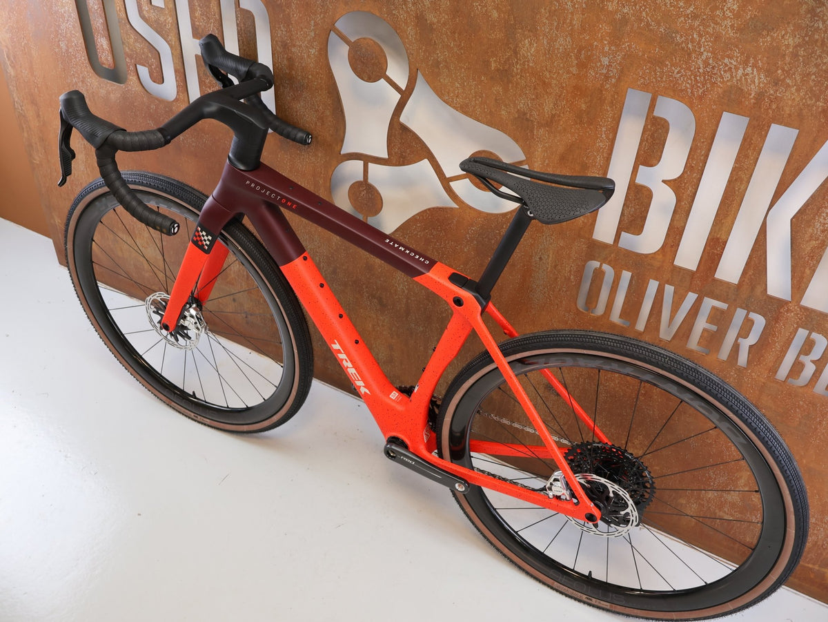 Gravel/Cyclocross von Trek, TREK CHECKMATE SLR 9 AXS / SEDONA RED / S vor USEDBIKES-OB.DE Hintergrund
