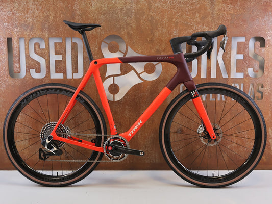 Gravel/Cyclocross von Trek, TREK CHECKMATE SLR 9 AXS / SEDONA RED / XL vor USEDBIKES-OB.DE Hintergrund