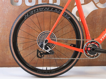 Gravel/Cyclocross von Trek, TREK CHECKMATE SLR 9 AXS / SEDONA RED / XL vor USEDBIKES-OB.DE Hintergrund