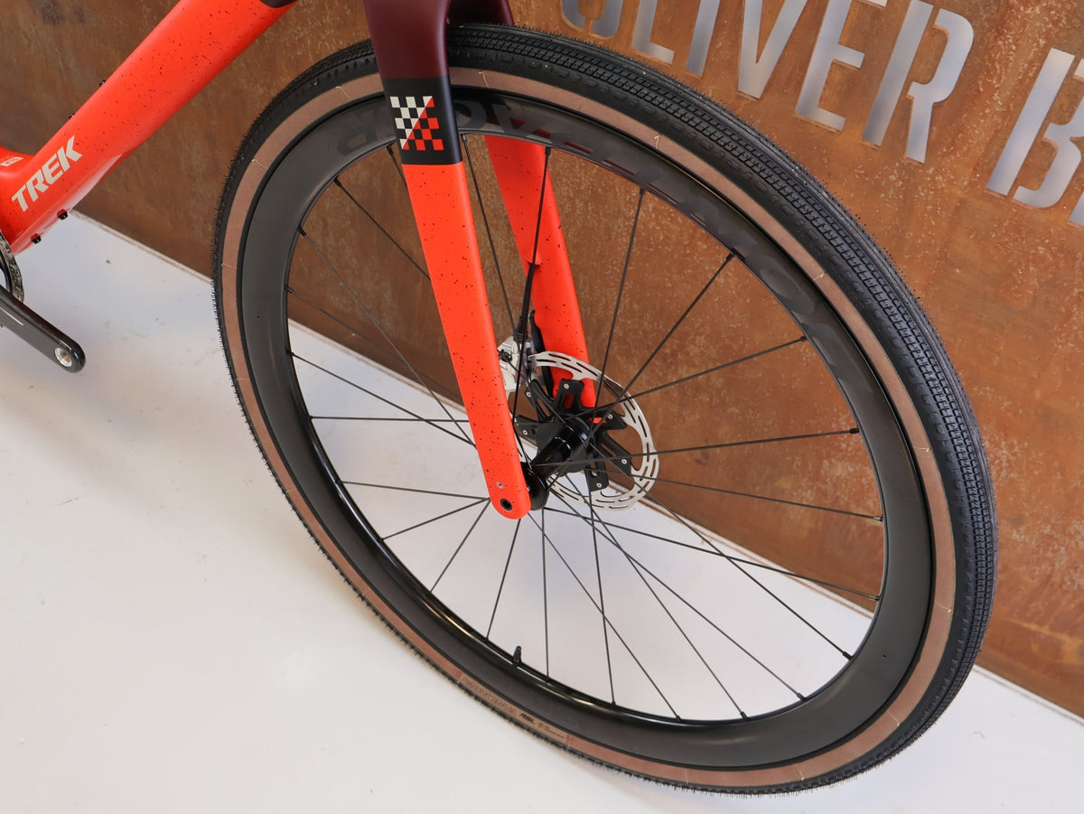 Gravel/Cyclocross von Trek, TREK CHECKMATE SLR 9 AXS / SEDONA RED / XL vor USEDBIKES-OB.DE Hintergrund