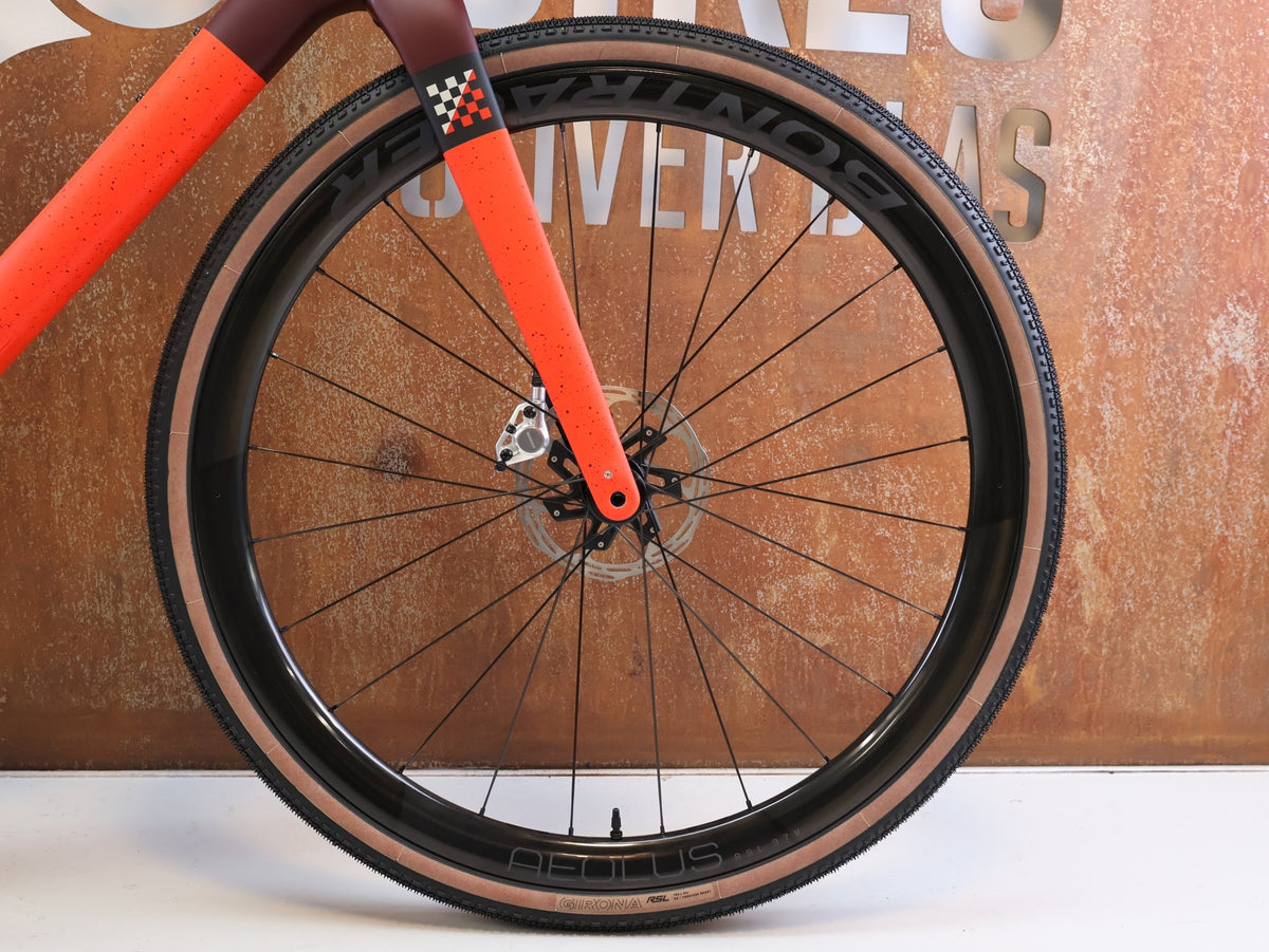 Gravel/Cyclocross von Trek, TREK CHECKMATE SLR 9 AXS / SEDONA RED / XL vor USEDBIKES-OB.DE Hintergrund