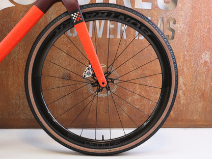 Gravel/Cyclocross von Trek, TREK CHECKMATE SLR 9 AXS / SEDONA RED / XL vor USEDBIKES-OB.DE Hintergrund