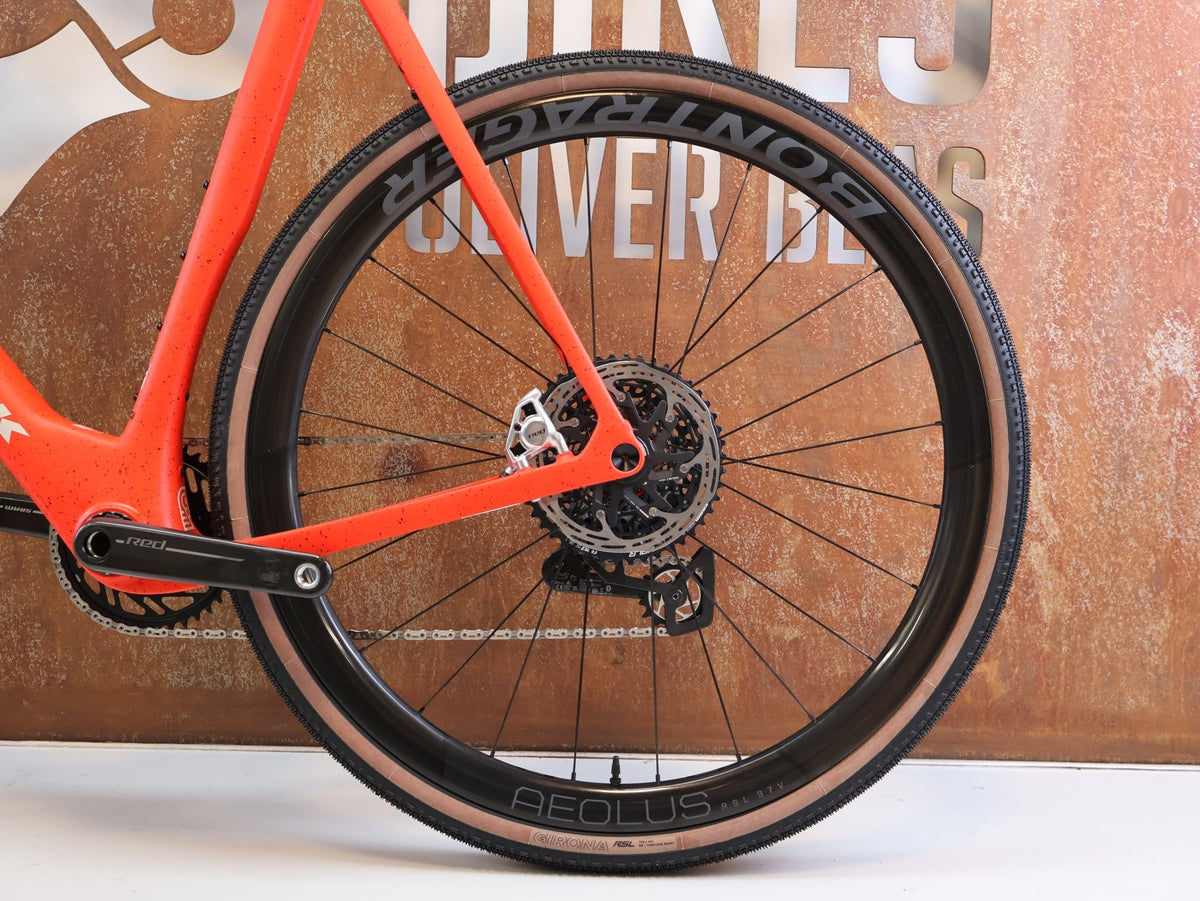 Gravel/Cyclocross von Trek, TREK CHECKMATE SLR 9 AXS / SEDONA RED / XL vor USEDBIKES-OB.DE Hintergrund