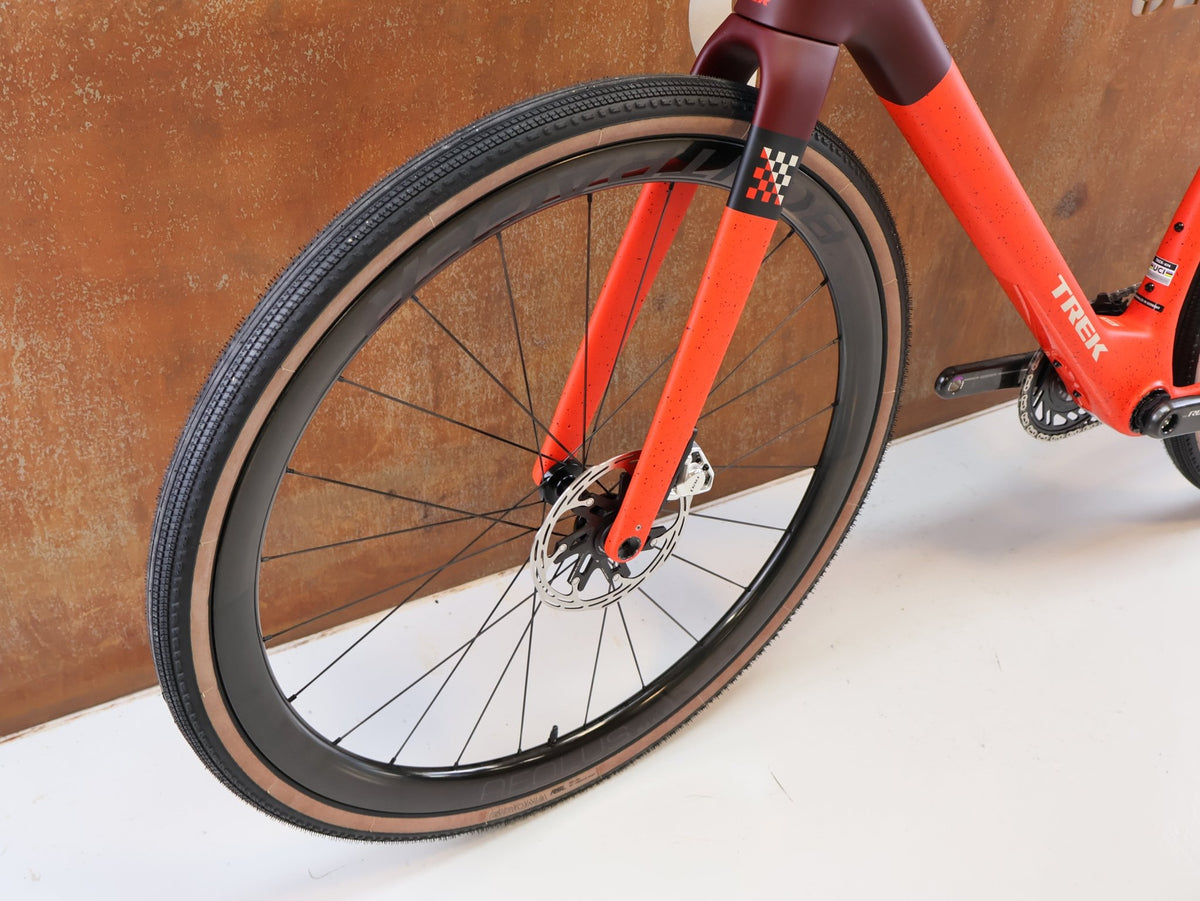 Gravel/Cyclocross von Trek, TREK CHECKMATE SLR 9 AXS / SEDONA RED / XL vor USEDBIKES-OB.DE Hintergrund