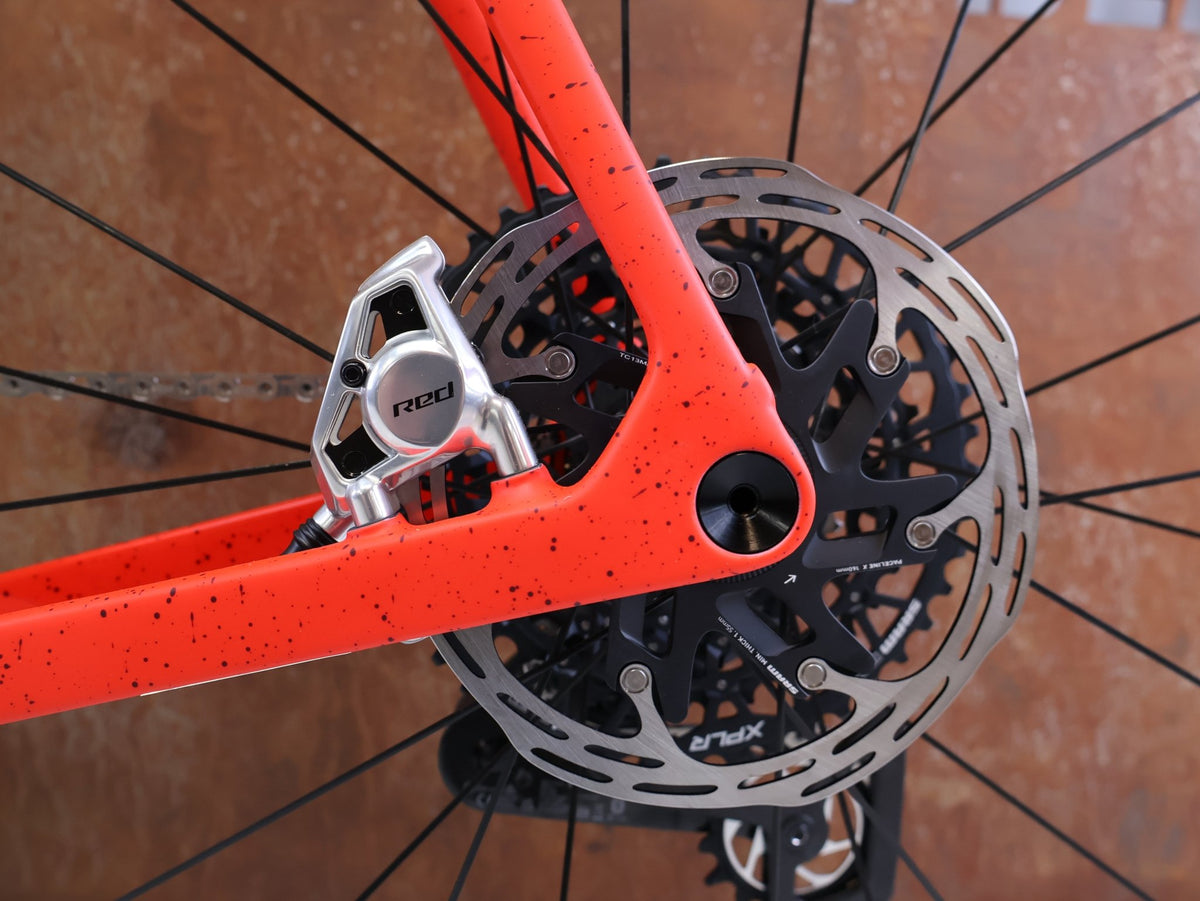Gravel/Cyclocross von Trek, TREK CHECKMATE SLR 9 AXS / SEDONA RED / XL vor USEDBIKES-OB.DE Hintergrund