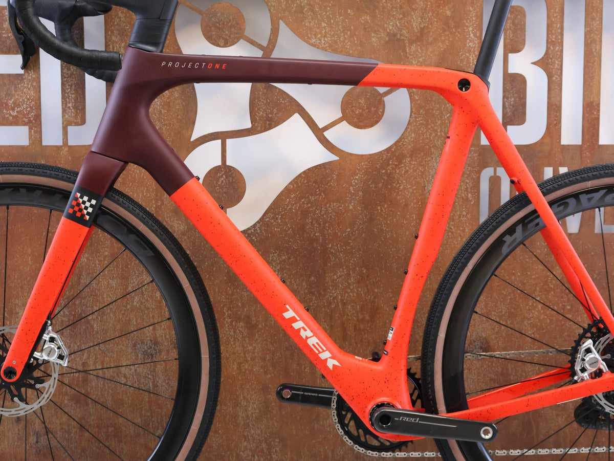 Gravel/Cyclocross von Trek, TREK CHECKMATE SLR 9 AXS / SEDONA RED / XL vor USEDBIKES-OB.DE Hintergrund