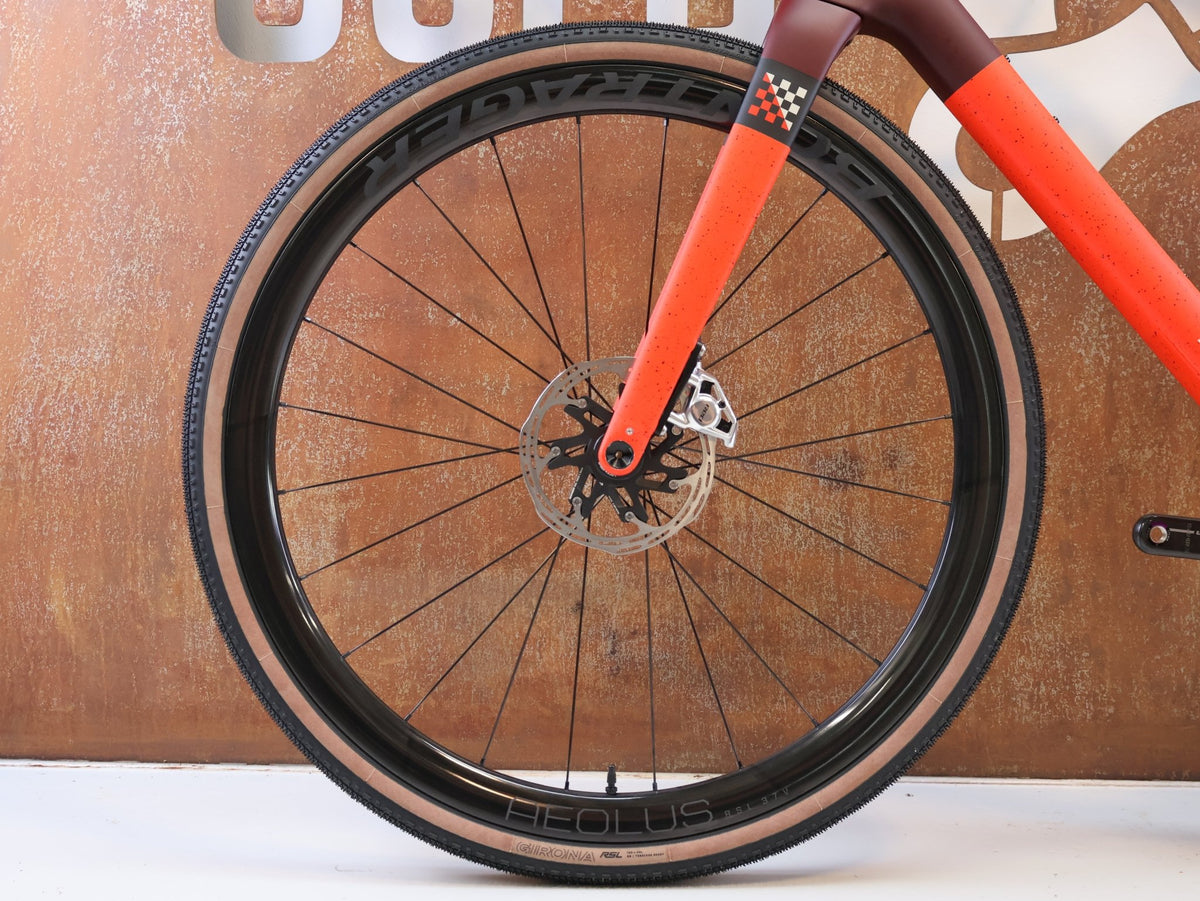 Gravel/Cyclocross von Trek, TREK CHECKMATE SLR 9 AXS / SEDONA RED / XL vor USEDBIKES-OB.DE Hintergrund