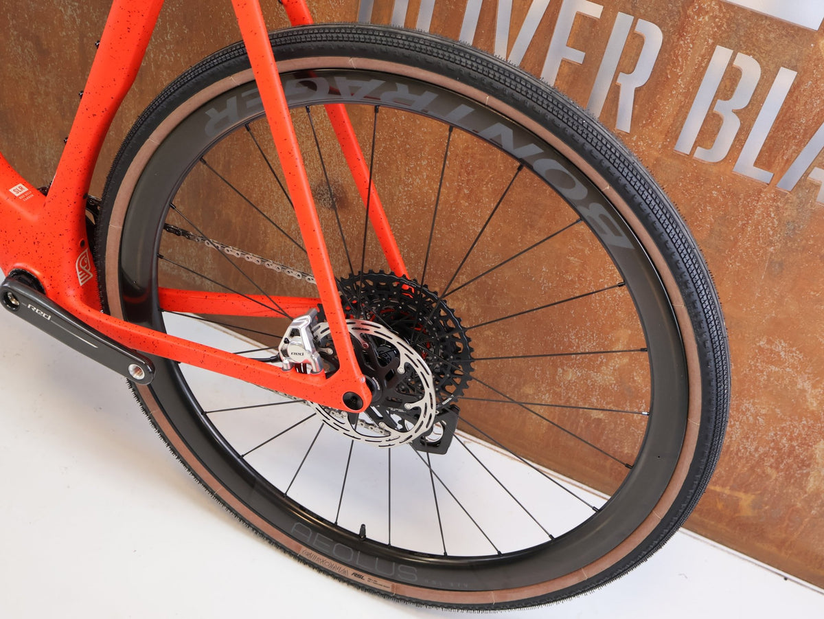Gravel/Cyclocross von Trek, TREK CHECKMATE SLR 9 AXS / SEDONA RED / XL vor USEDBIKES-OB.DE Hintergrund