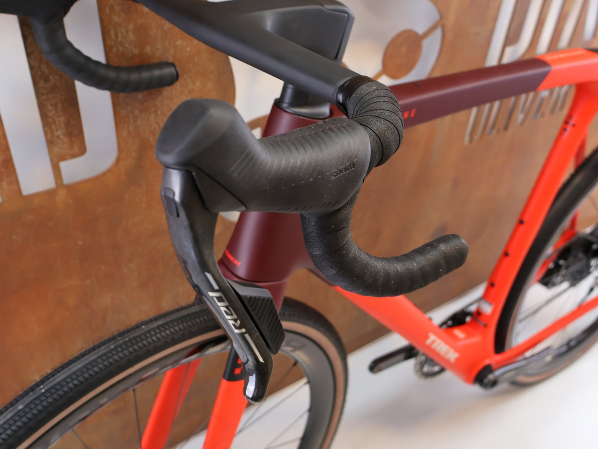 Gravel/Cyclocross von Trek, TREK CHECKMATE SLR 9 AXS / SEDONA RED / XL vor USEDBIKES-OB.DE Hintergrund