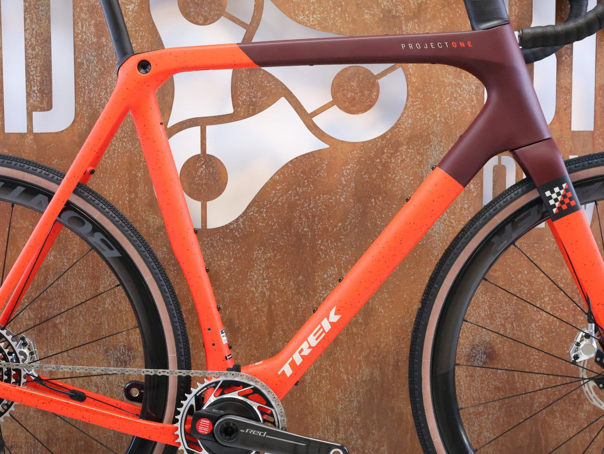 Gravel/Cyclocross von Trek, TREK CHECKMATE SLR 9 AXS / SEDONA RED / XL vor USEDBIKES-OB.DE Hintergrund