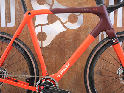 Gravel/Cyclocross von Trek, TREK CHECKMATE SLR 9 AXS / SEDONA RED / XL vor USEDBIKES-OB.DE Hintergrund
