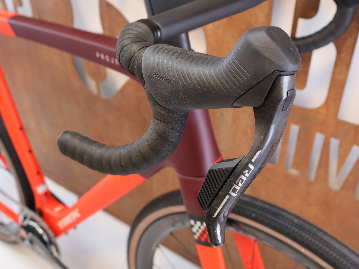 Gravel/Cyclocross von Trek, TREK CHECKMATE SLR 9 AXS / SEDONA RED / XL vor USEDBIKES-OB.DE Hintergrund