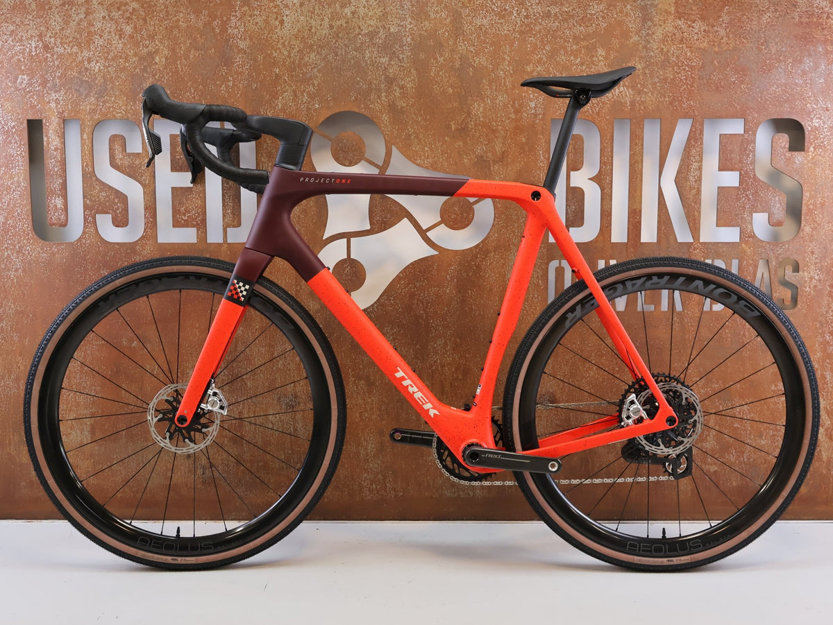 Gravel/Cyclocross von Trek, TREK CHECKMATE SLR 9 AXS / SEDONA RED / XL vor USEDBIKES-OB.DE Hintergrund