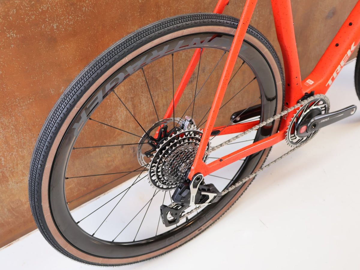 Gravel/Cyclocross von Trek, TREK CHECKMATE SLR 9 AXS / SEDONA RED / XL vor USEDBIKES-OB.DE Hintergrund