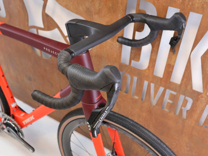 Gravel/Cyclocross von Trek, TREK CHECKMATE SLR 9 AXS / SEDONA RED / XL vor USEDBIKES-OB.DE Hintergrund