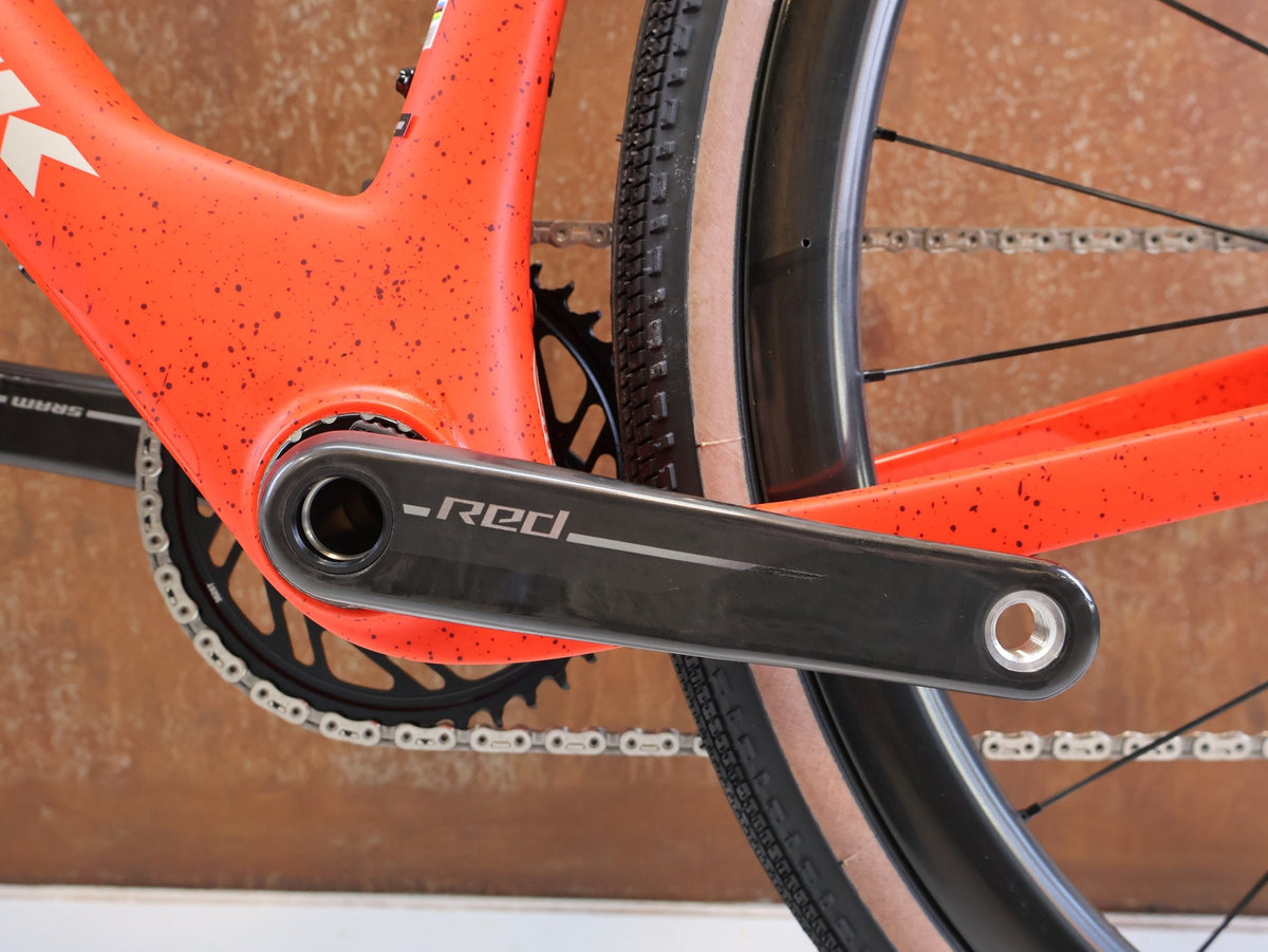 Gravel/Cyclocross von Trek, TREK CHECKMATE SLR 9 AXS / SEDONA RED / XL vor USEDBIKES-OB.DE Hintergrund