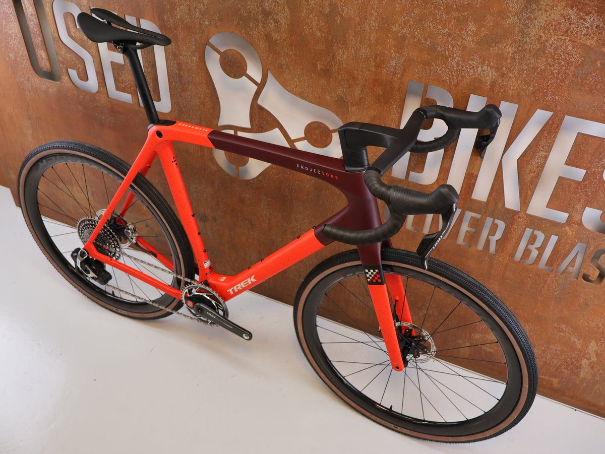 Gravel/Cyclocross von Trek, TREK CHECKMATE SLR 9 AXS / SEDONA RED / XL vor USEDBIKES-OB.DE Hintergrund
