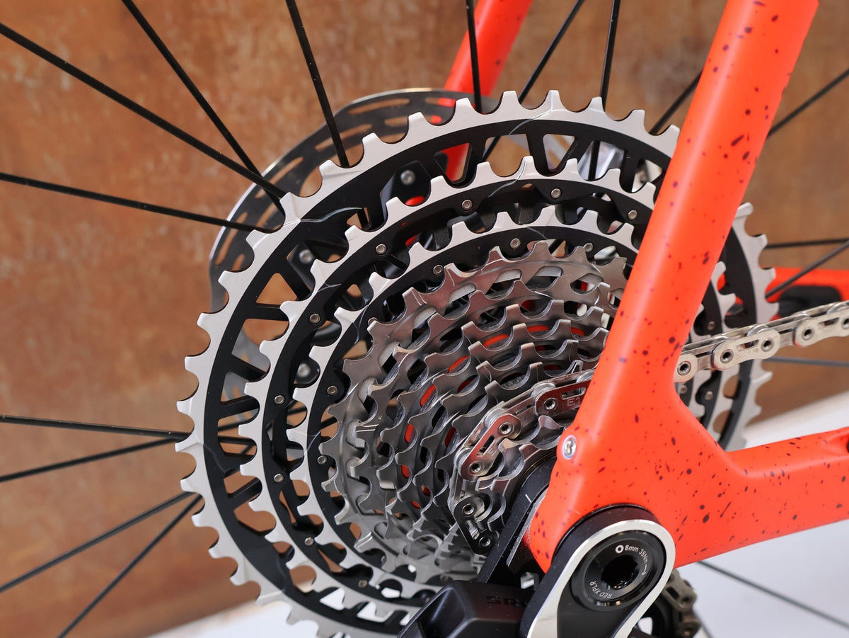 Gravel/Cyclocross von Trek, TREK CHECKMATE SLR 9 AXS / SEDONA RED / XL vor USEDBIKES-OB.DE Hintergrund
