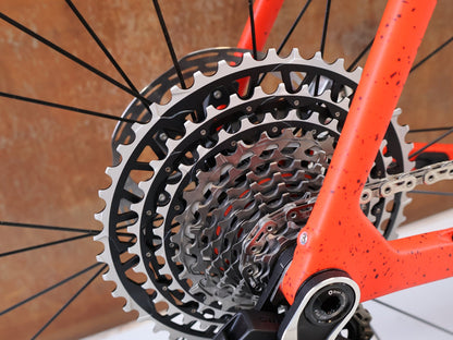 Gravel/Cyclocross von Trek, TREK CHECKMATE SLR 9 AXS / SEDONA RED / XL vor USEDBIKES-OB.DE Hintergrund