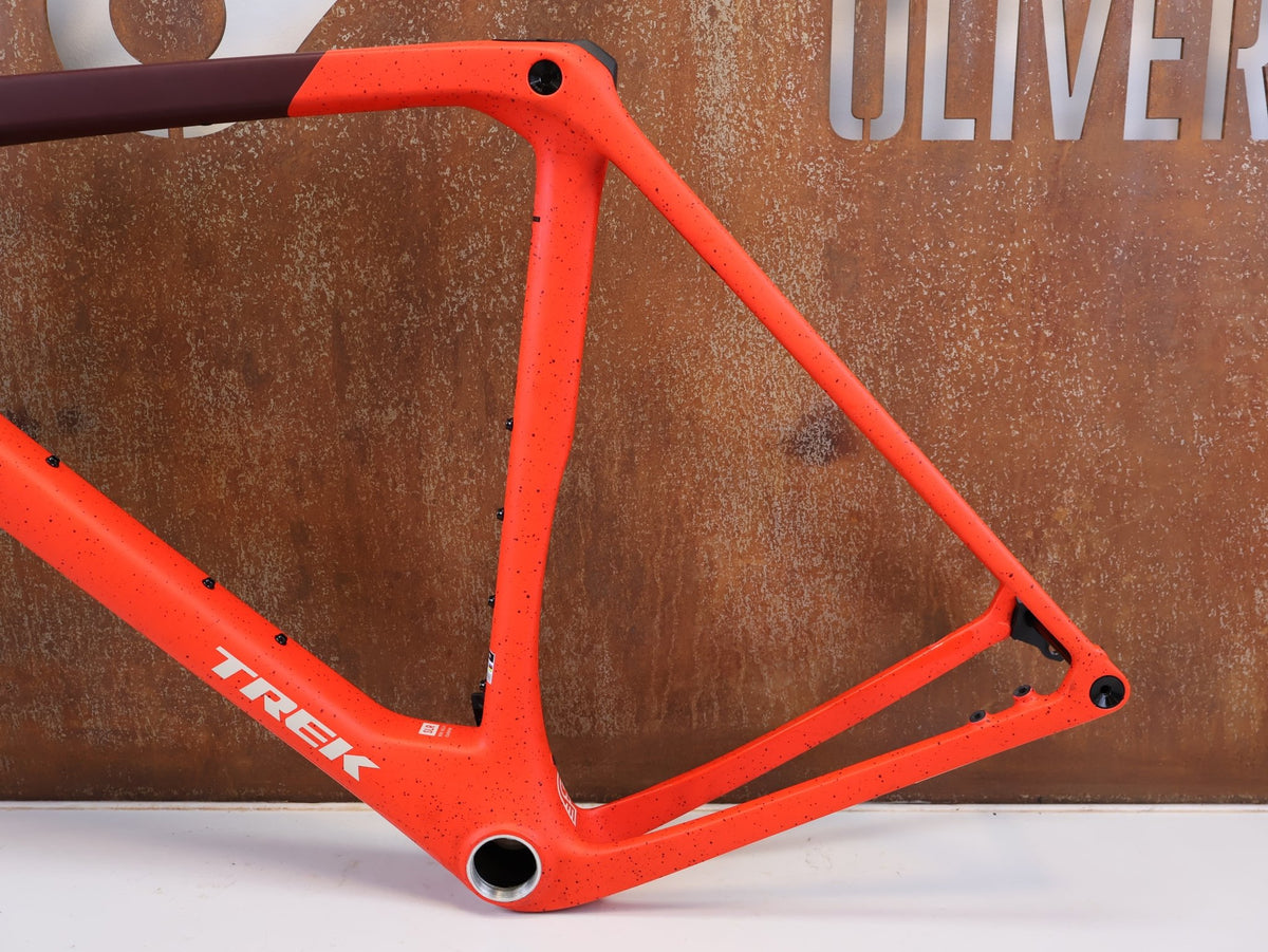 Gravel-/Cyclocrossrahmen von Trek, TREK CHECKMATE SLR CARBON GRAVEL RAHMENSET / L / UDH vor USEDBIKES-OB.DE Hintergrund