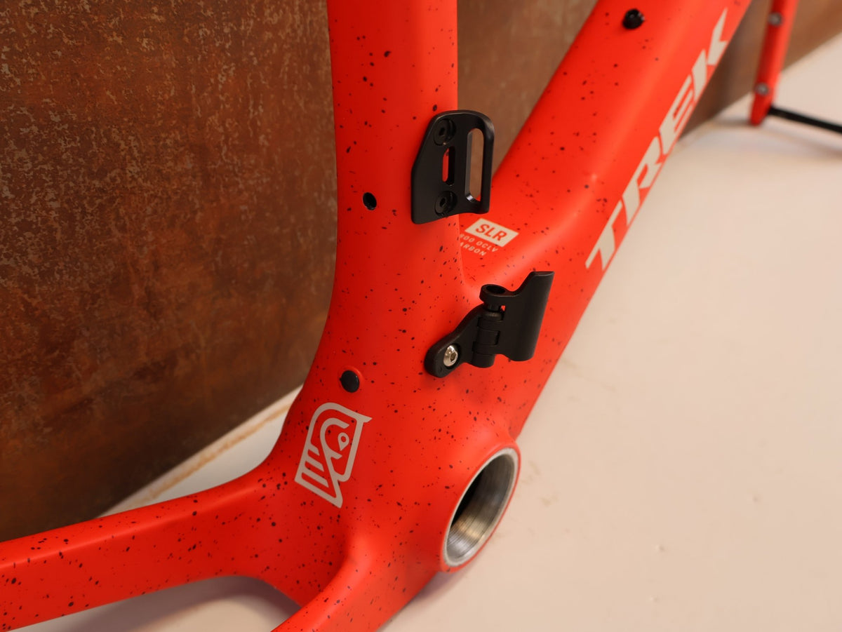 Gravel-/Cyclocrossrahmen von Trek, TREK CHECKMATE SLR CARBON GRAVEL RAHMENSET / L / UDH vor USEDBIKES-OB.DE Hintergrund