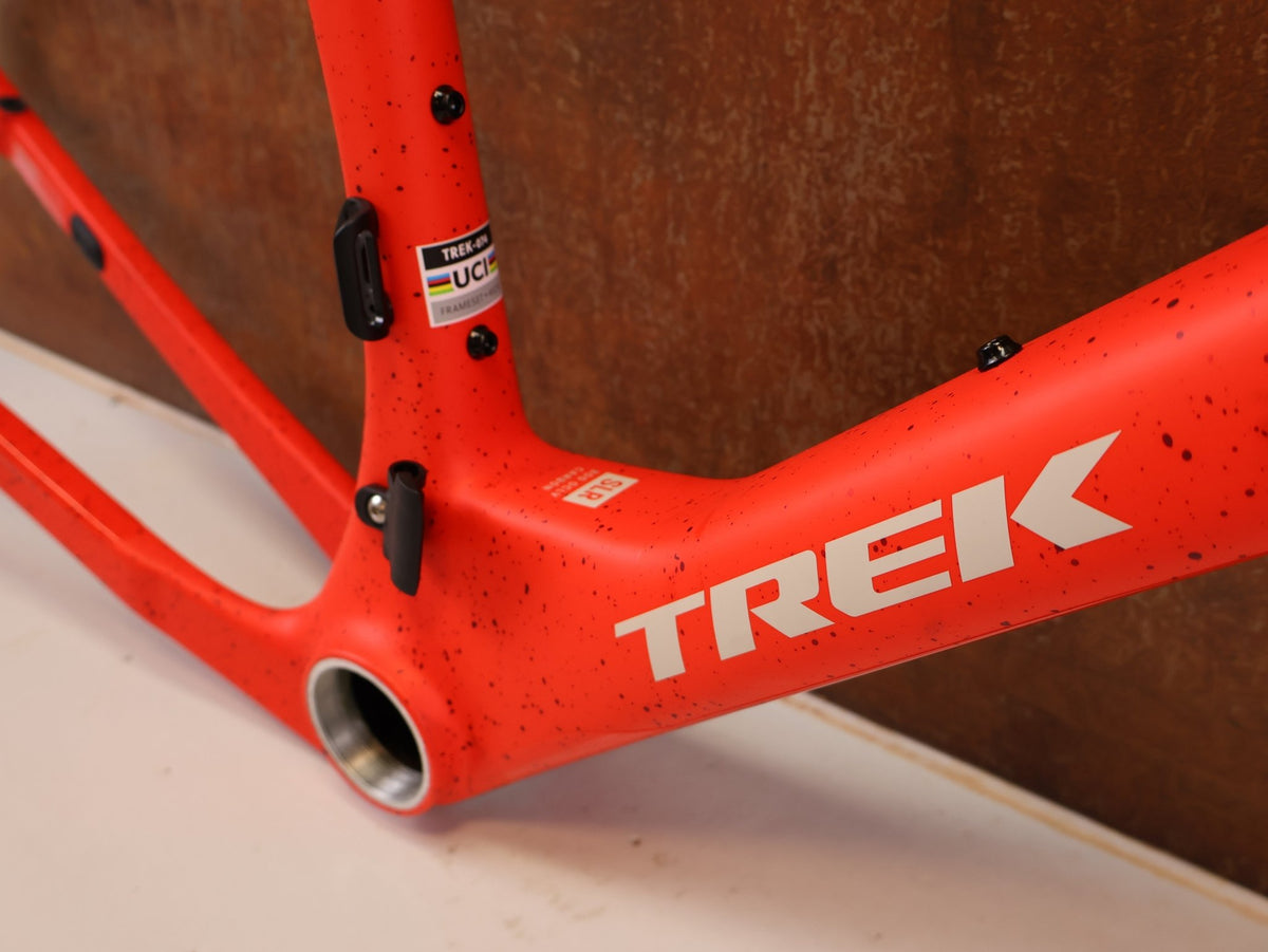 Gravel-/Cyclocrossrahmen von Trek, TREK CHECKMATE SLR CARBON GRAVEL RAHMENSET / L / UDH vor USEDBIKES-OB.DE Hintergrund