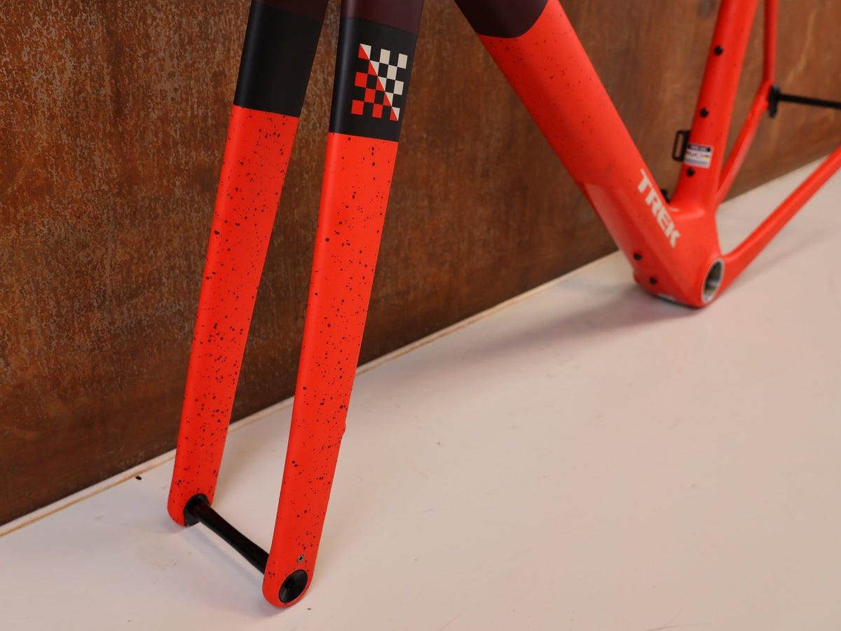 Gravel-/Cyclocrossrahmen von Trek, TREK CHECKMATE SLR CARBON GRAVEL RAHMENSET / L / UDH vor USEDBIKES-OB.DE Hintergrund