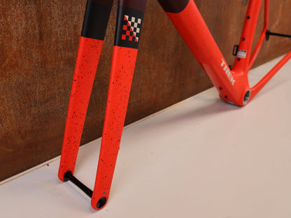 Gravel-/Cyclocrossrahmen von Trek, TREK CHECKMATE SLR CARBON GRAVEL RAHMENSET / L / UDH vor USEDBIKES-OB.DE Hintergrund