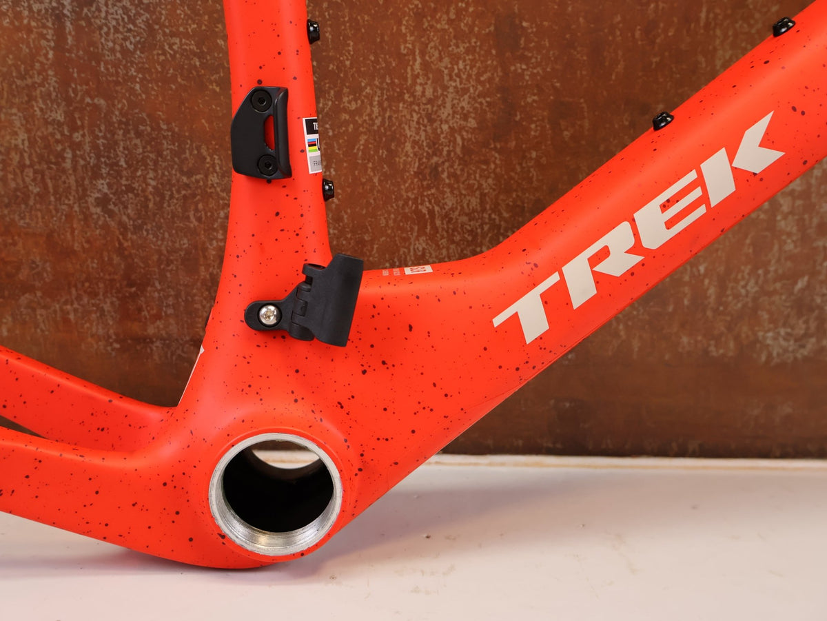 Gravel-/Cyclocrossrahmen von Trek, TREK CHECKMATE SLR CARBON GRAVEL RAHMENSET / L / UDH vor USEDBIKES-OB.DE Hintergrund