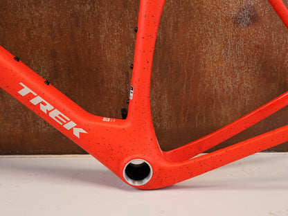 Gravel-/Cyclocrossrahmen von Trek, TREK CHECKMATE SLR CARBON GRAVEL RAHMENSET / L / UDH vor USEDBIKES-OB.DE Hintergrund