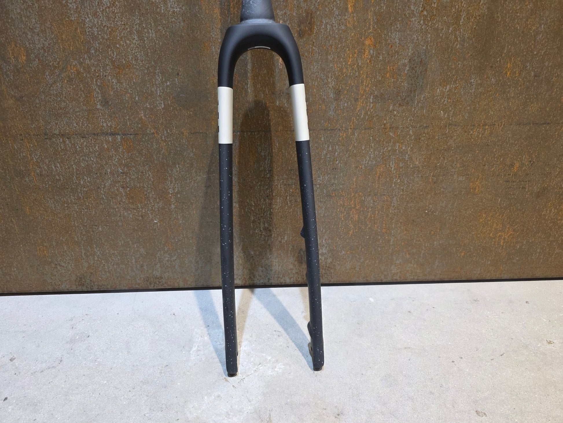 Federgabel, Gabel & Dämpfer von Trek, TREK CHECKMATE SLR GABEL / 700C RIGID FORK / TREK BLACK CARBON SMOKE vor USEDBIKES - OB.DE Hintergrund